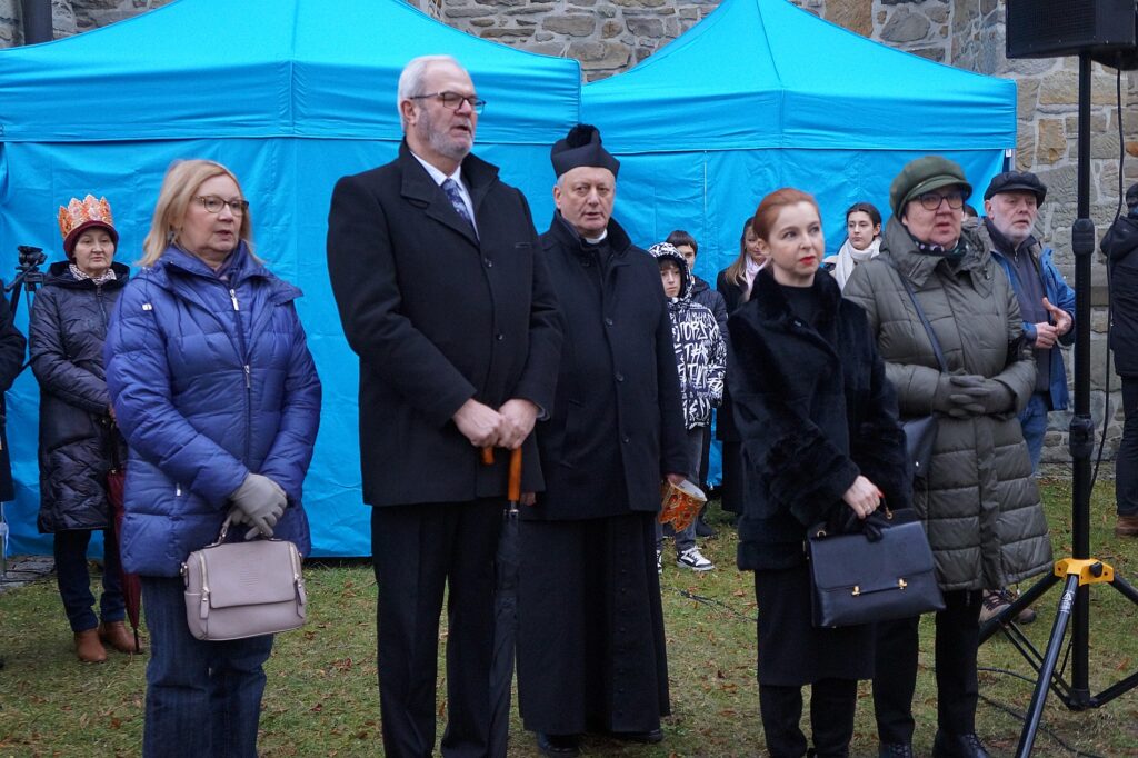 Grupa osób. Wśród nich: Ryszard Pabian, burmistrz Jasła, ksiądz Zbigniew Irzyk, dziekan dekanatu Jasło-Wschód, Elwira Musiałowicz-Czech, dyrektor Jasielskiego Domu Kultury.