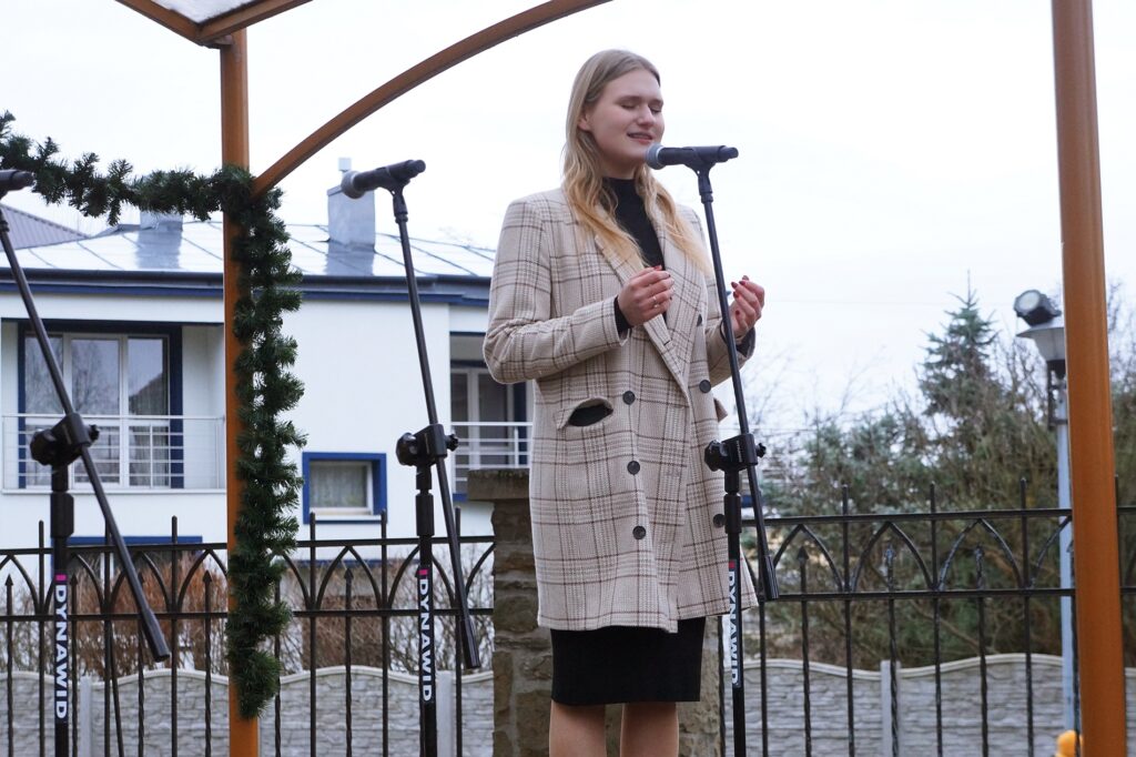 Solistka Jasielskiego Domu Kultury śpiewa kolędę.