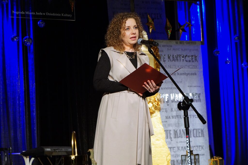 Patrycja Bimkiewicz, kierownik Wydziału Promocji, Kultury, Sportu i Turystyki Urzędu Miasta w Jaśle, wita wszystkich przybyłych gości i nagrodzonych.