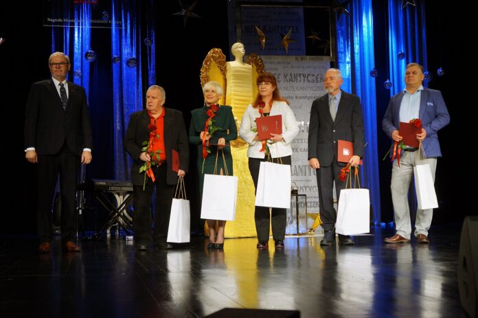 DSC00573 Na scenie stoją nagrodzeni działacze kulturalni. Towarzyszy im Ryszard Pabian, burmistrz Jasła.
