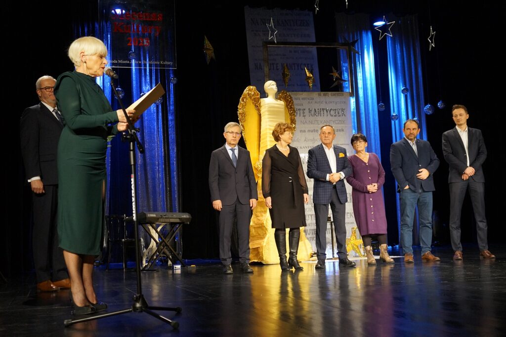 Helena Gołębiowska, zastępca dyrektora Jasielskiego Domu Kultury odczytuje uhonorowanych tytułem „Mecenas Kultury”.