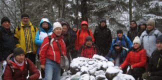 Grupa turystów na szczycie Brzanki.