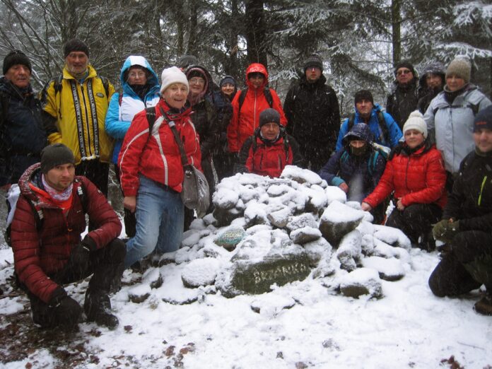 Grupa na szczycie Brzanki Grupa turystów na szczycie Brzanki.