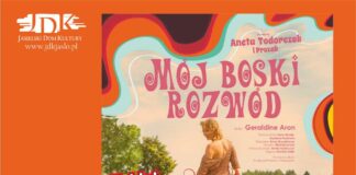 Dzień Kobiet z JDK: „Mój boski rozwód” Obraz poziomy, na pomarańczowym tle letni krajobraz. Na górze, w środku różowy napis mój boski rozwód. Poniżej drogą idzie wysoka blondynka, w krótkiej jasnej sukience, wiezie różową walizkę na kółkach. Nieco dalej, na drodze siedzi czarnobiały mały pies. Na dole obrazka na białym pasku logotypy. Poniżej, na pomarańczowym tle logotypy jasielskiego domu kultury, w lewym górnym rogu i dole logotyp tojoty