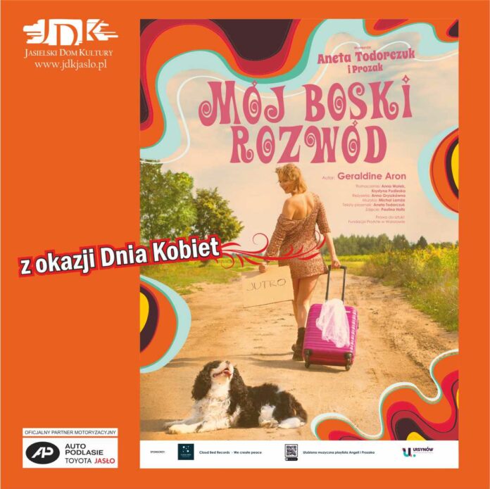 Obraz poziomy, na pomarańczowym tle letni krajobraz. Na górze, w środku różowy napis mój boski rozwód. Poniżej drogą idzie wysoka blondynka, w krótkiej jasnej sukience, wiezie różową walizkę na kółkach. Nieco dalej, na drodze siedzi czarnobiały mały pies. Na dole obrazka na białym pasku logotypy. Poniżej, na pomarańczowym tle logotypy jasielskiego domu kultury, w lewym górnym rogu i dole logotyp tojoty