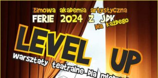 Brązoważółta kurtyna, spod niej wychylają się białe maski teatralne . Obraz poziomy, na nim informacja o warsztatach teatralnych, pisane białą czcionką