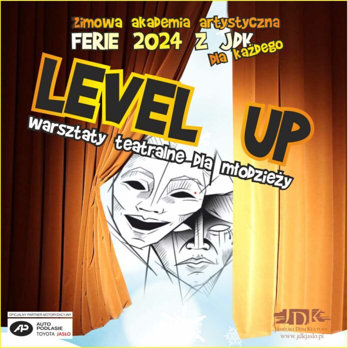 level up ikonka Brązoważółta kurtyna, spod niej wychylają się białe maski teatralne . Obraz poziomy, na nim informacja o warsztatach teatralnych, pisane białą czcionką