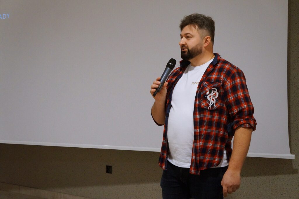 Ksiądz Tomasz wygłasza prelekcję na temat pszczół i pszczelarstwa.