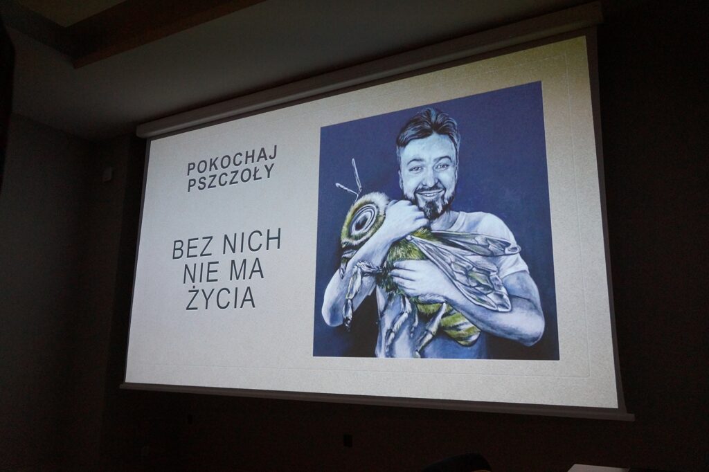 Jeden ze slajdów multimedialnych księdza Tomasza Gałuszki: Pokochaj pszczoły bez nich nie ma życia.