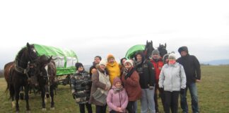 Grupa turystów na wspólnym kuligu w Pstrągowej.