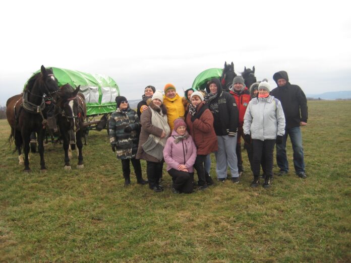Pstrągowa - grupa na wycieczce Grupa turystów na wspólnym kuligu w Pstrągowej.