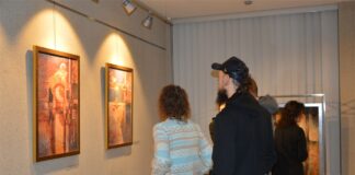 Obraz zawiera: Przybyli do galerii JDK oglądają prace plastyczne.