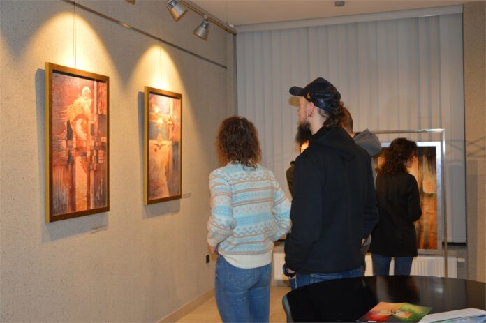 Obraz zawiera: Przybyli do galerii JDK oglądają prace plastyczne.