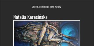 Obraz kwadratowy, czarne tło, z białymi napisami informującymi o nazwisku autora i miejscu wystawy. na środku obraz dziwnego tworu z niebieskim tłem. W lewym dolnym rogu logo tojoty, w prawym dolnym rogu logo jasielskiego domu kultury