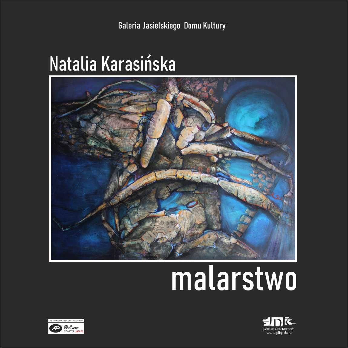 ikonka wystawa Obraz kwadratowy, czarne tło, z białymi napisami informującymi o nazwisku autora i miejscu wystawy. na środku obraz dziwnego tworu z niebieskim tłem. W lewym dolnym rogu logo tojoty, w prawym dolnym rogu logo jasielskiego domu kultury