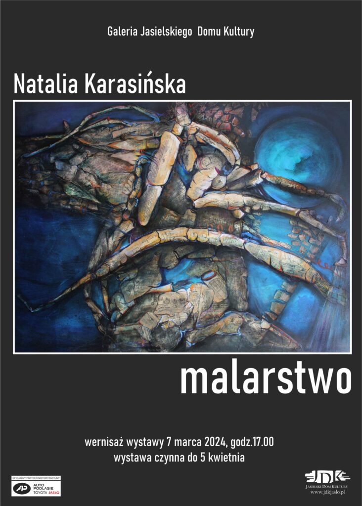 Obraz pionowy, czarne tło, z białymi napisami informującymi o miejscu, nazwisku autora wystawy i terminie jej trwania. na środku obraz dziwnego tworu z niebieskim tłem. W lewym dolnym rogu logo tojoty, w prawym dolnym rogu logo jasielskiego domu kultury