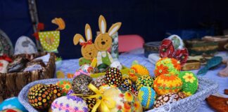 Kiermasz Wielkanocny. Barwne stoiska przy JDK Rękodzieło artystyczne: kolorowe pisanki i zające.
