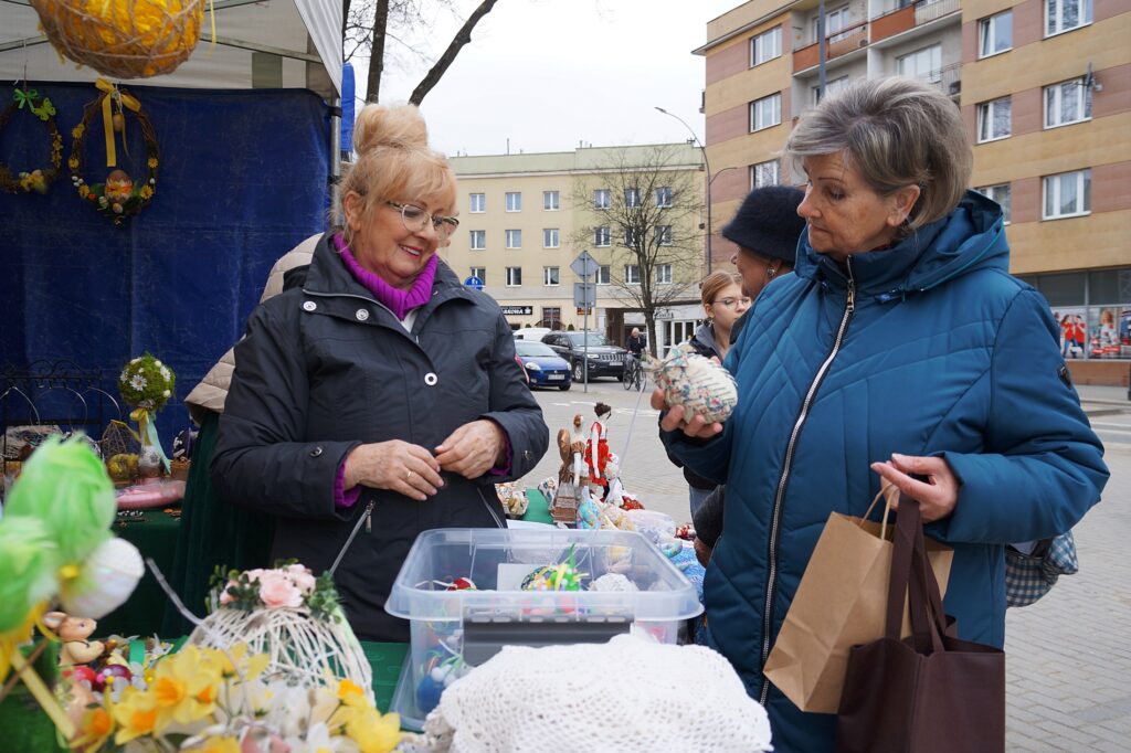 Sprzedawczyni zachęca klientkę do zakupu świątecznej ozdoby.
