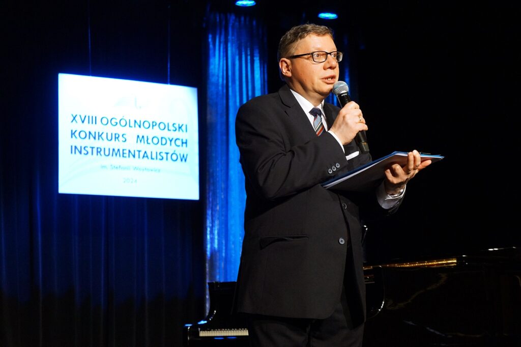 Piotr Chojecki, pracownik Jasielskiego Domu Kultury wita jury i uczestników konkursu.