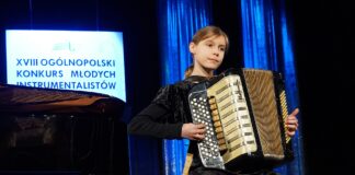 XVIII OKMI: Laureaci i wyróżnieni w kategorii instrumenty i akordeon Dziewczynka siedzi i gra na akordeonie.