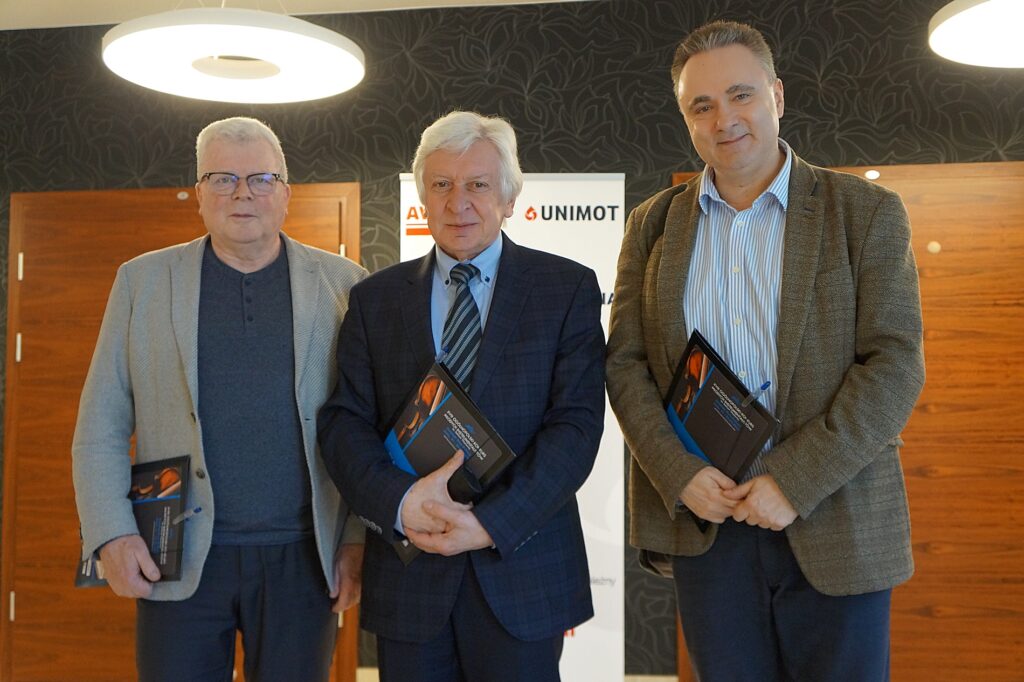 Jury (trzech mężczyzn), oceniające tegorocznych uczestników konkursu.