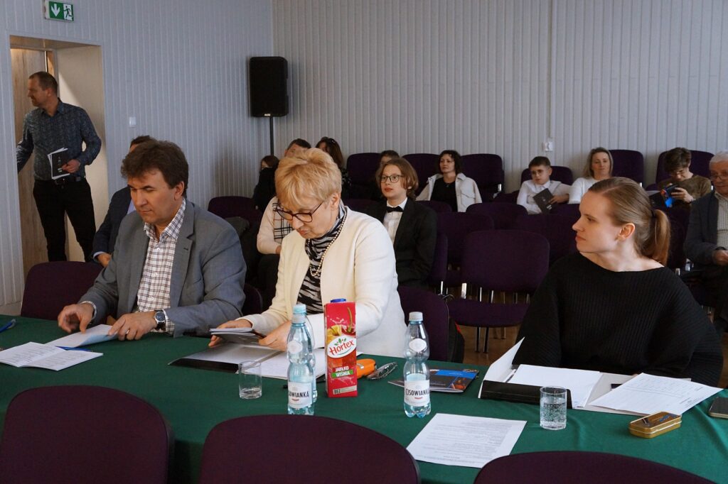 Jury (dwie kobiety i mężczyzna) oceniające tegorocznych uczestników konkursu.