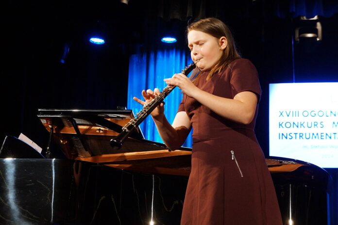 DSC02342 Młoda dziewczynka gra na oboju.