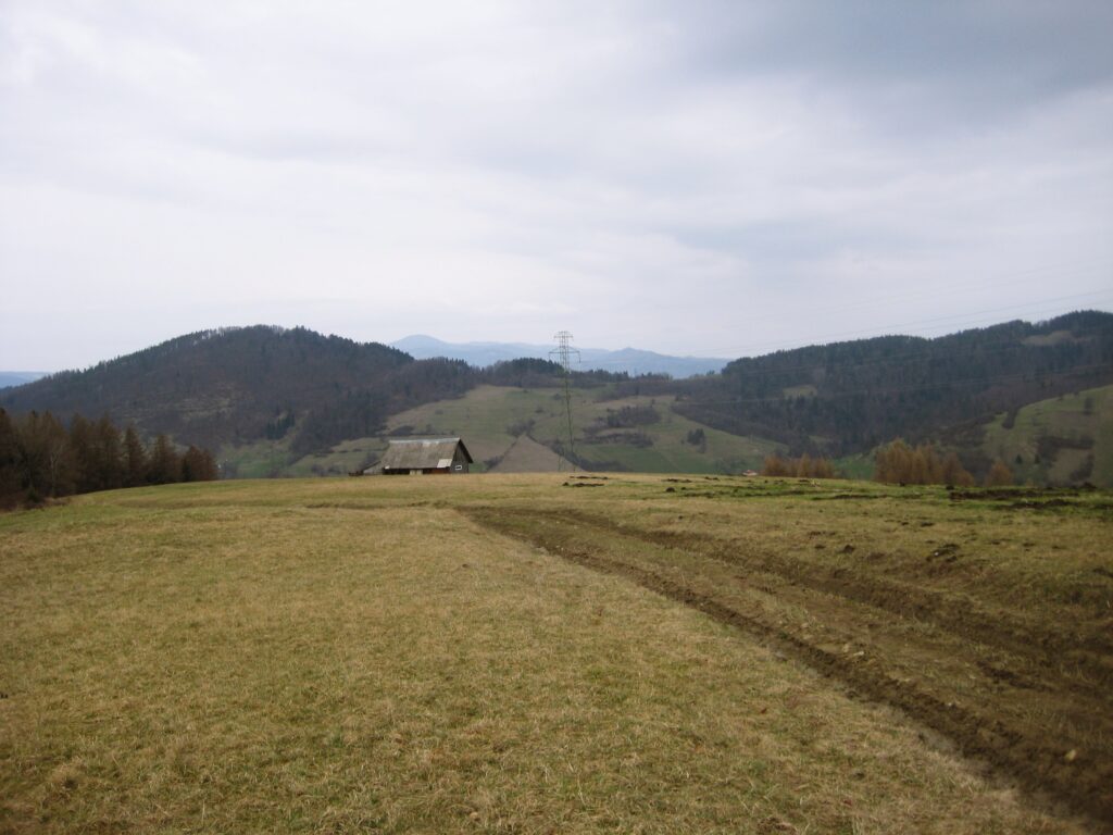 Widok na pasmo górskie z trasy wędrówki.