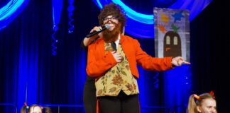 Na scenie stoi młody chłopiec z Ośrodka Szkolno - Wychowawczego w Jaśle. Chłopiec w roli Pana Kleksa bawi zgromadzoną publiczność.