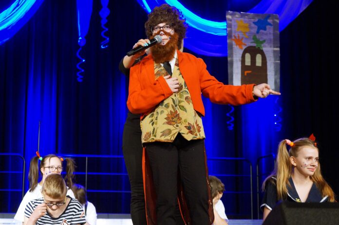 Na scenie stoi młody chłopiec z Ośrodka Szkolno - Wychowawczego w Jaśle. Chłopiec w roli Pana Kleksa bawi zgromadzoną publiczność.