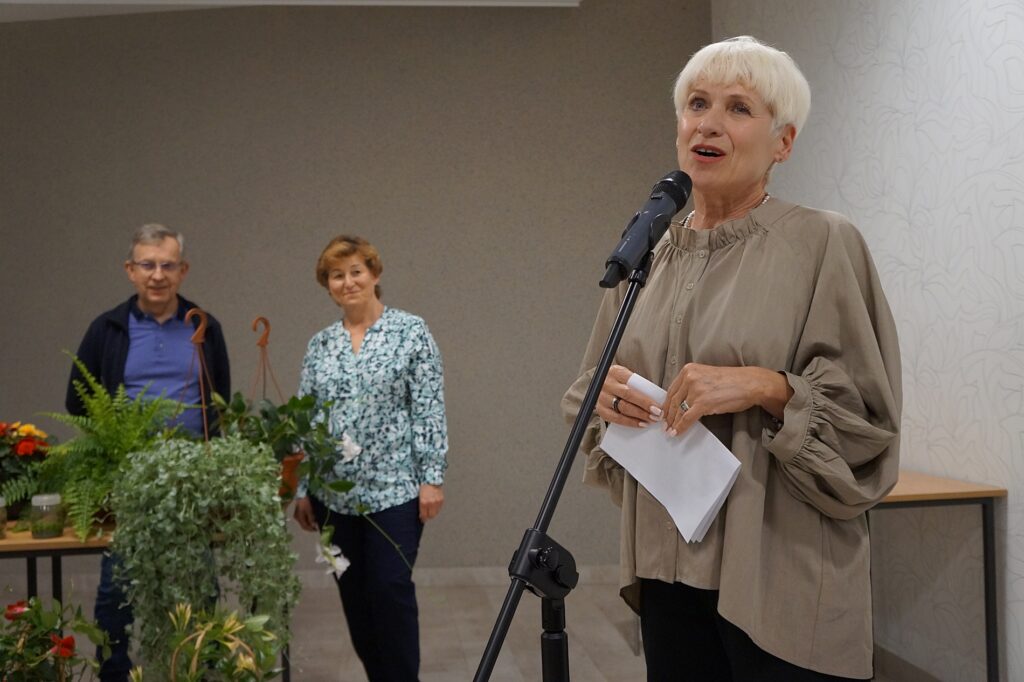 Helena Gołębiowska, zastępca dyrektora Jasielskiego Domu Kultury wita wszystkich przybyłych gości.