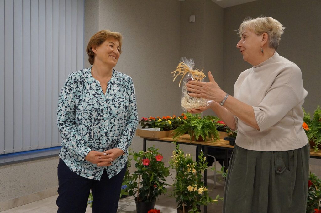 Pani Elżbieta Ruszała, organizatorka spotkania składa podziękowania pani Dorocie.