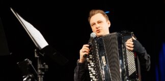 Poranek muzyczny w JDK Jakub Fiołek opowiada dzieciom historię powstania akordeonu.