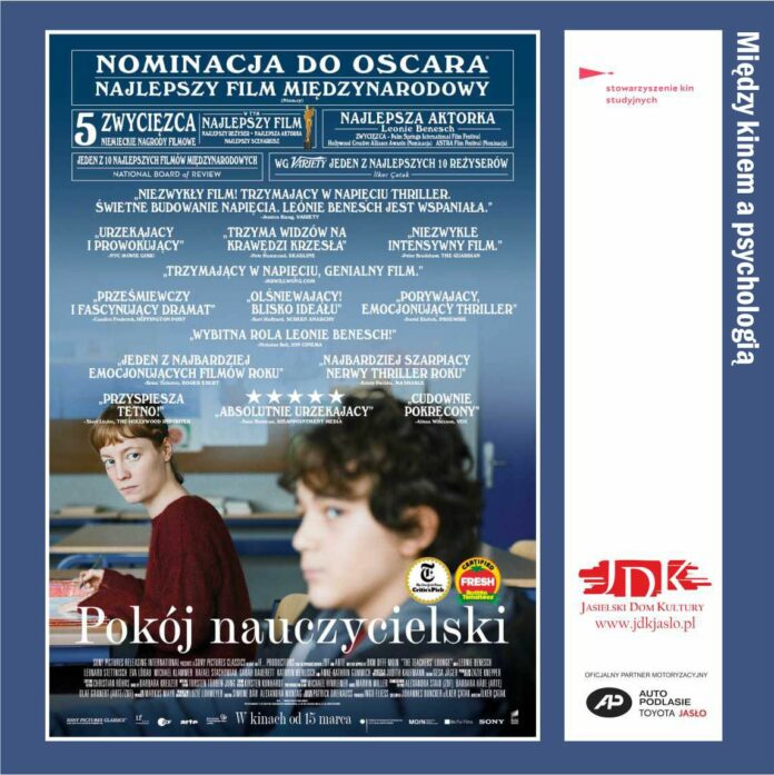 Niebieskie tło miniaturki plakatu, zapisane na biało informacjami o filmie oraz spotkaniu w ramach projektu