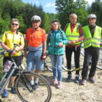 Rezerwat Golesz grupa rowerowa przy wejściu do mogiły pomordowanych Żydów