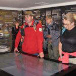 Studencki szlak Beskidu Niskiego -uczestnicy w muzealnym wnetrzu wieży