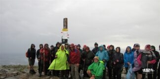 Grupa turystów na szczycie Babiej Góry