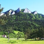 Trzy Korony – widok na zarys szczytu ze Sromowiec Niżnych