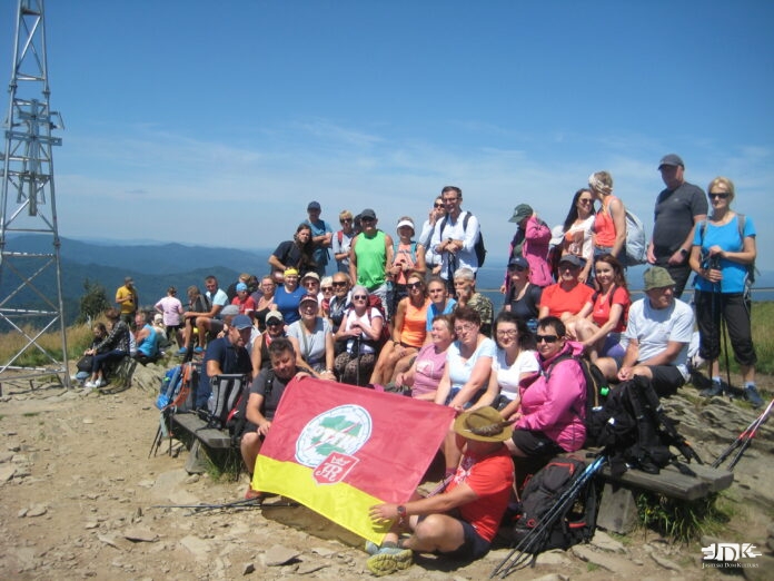 Bieszczady: grupa na szczycie Smereka Grupowe zdjęcie uczestników wycieczki na szczycie Smereka. Siedzący z przodu trzymają flagę jasielskiego oddziału polskiego towarzystwa krajoznawczo turystycznego