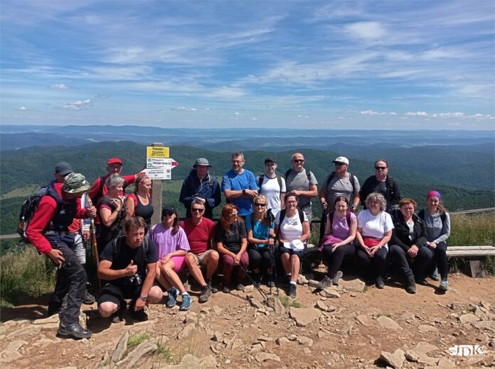 Grupa turystów na szczycie Połoniny Caryńskiej_2