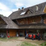 Turyści przed schroniskiem studenckim Koliba_5