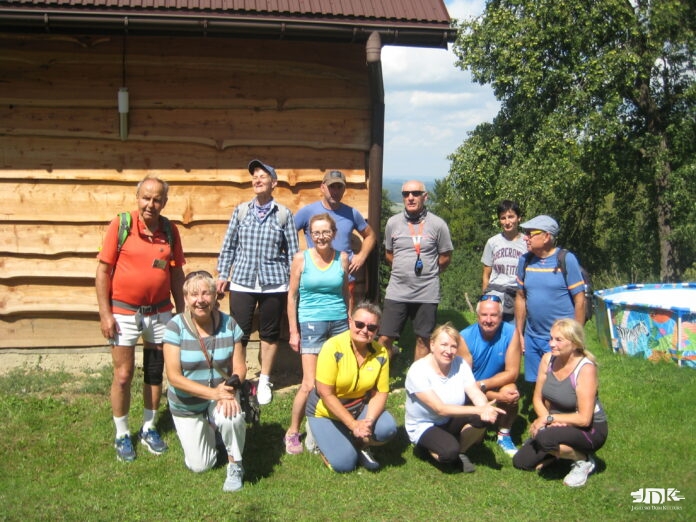 grupa przy bacówce w pobliżu Cieklinki
