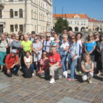 Jarosław – grupa na tle ratusza