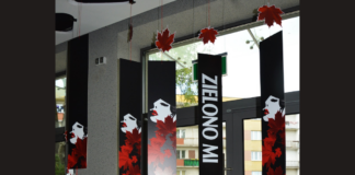 Teatralne dekoracje w holu JDK