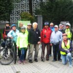 Wyprawa rowerowa – śladami wysiedleńców jasielskich – grupa przed wyjazdem z świadkami z przeszłości