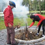 przygotowanie ogniska w parku w Skołyszynie