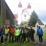 rowerzyści przy zabytkowym kościele