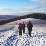Beskid Dukielski – piechurzy w drodze na Górę Grzywacką
