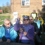 Gogołów – Galeria Sprzętów Dawnych- uczestnicy wycieczki w dawnych ławach szkolnych