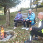 Gogołow – ognisko z pieczeniem kiełbasek w leśnym zagajniku państwa Niekowalów